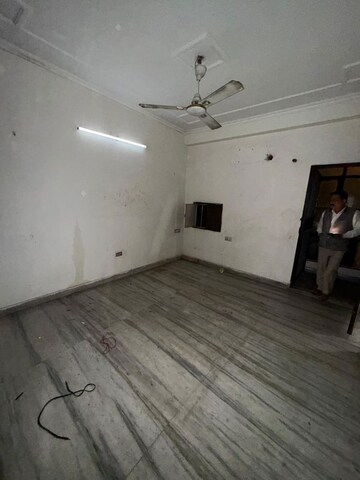 Room in 2 BHK Apartment at Paschim Vihar – for Rent