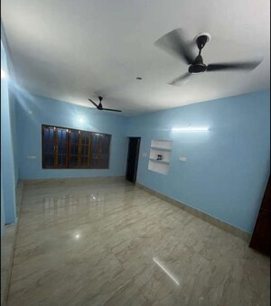 Room in 2 BHK Apartment at Hazratganj – for Rent