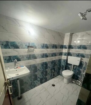 Team Area in 2 BHK Apartment at Hazratganj – for Rent