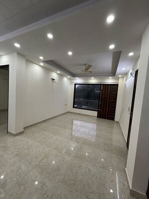 Building Lobby in 3 BHK Builder Floor at Ardee City, Sector 52 – for Rent