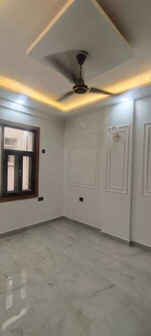 Room in 3 BHK Apartment at Pitampura – for Sale