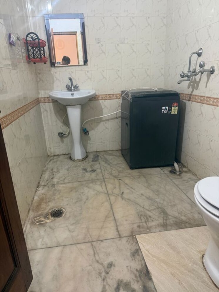 Bathroom, rwa-residential-society-sector-46 2 Bedroom 200 Sq.Yd. Builder Floor In Sector 46 Gurgaon 9923796