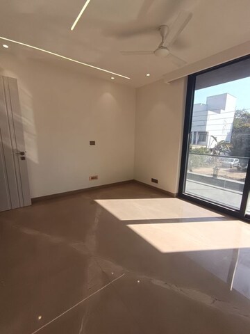 Room in 4 BHK Builder Floor at Dlf Phase I – for Sale