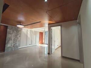 Room in 4 BHK Builder Floor at Dlf Phase I – for Sale