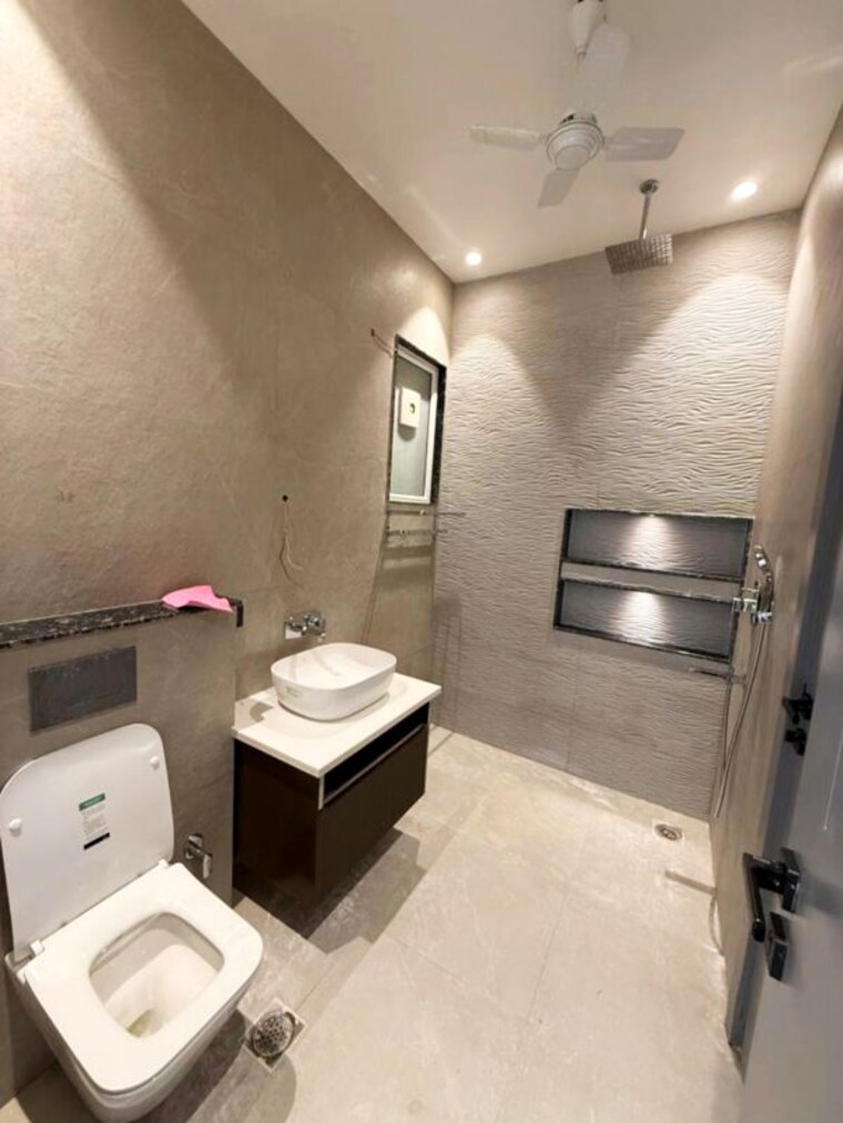 Attached Bathroom, kalkaji 3 Bedroom 2000 Sq.Ft. Builder Floor In Kalkaji Delhi 9923862