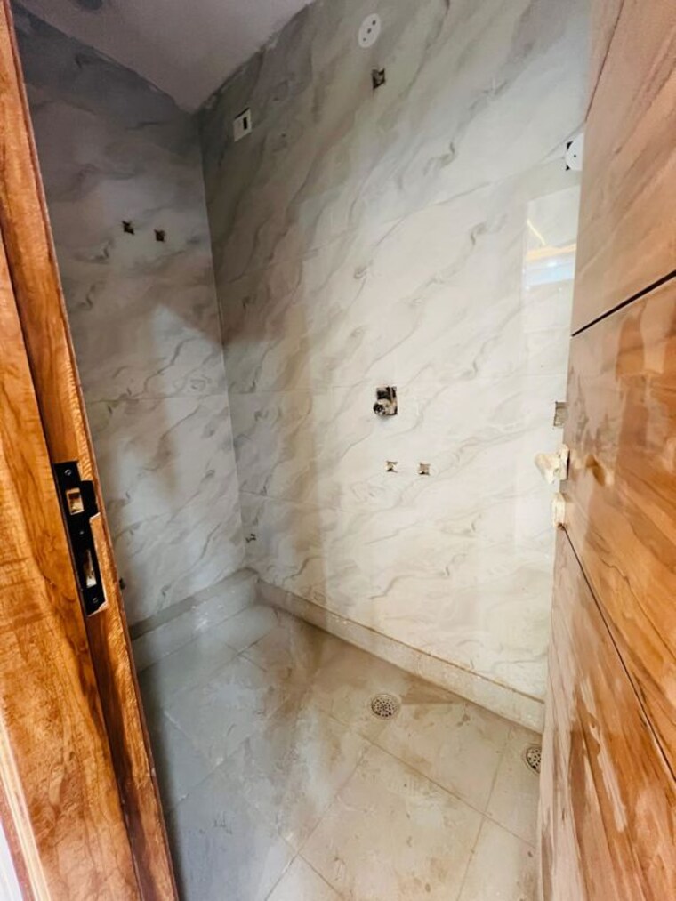 Bathroom, suraj vihar 4 Bedroom 1100 Sq.Ft. Builder Floor In Suraj Vihar Delhi 9923874