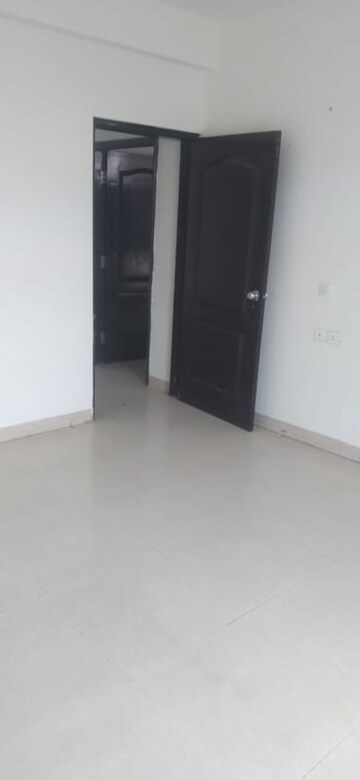 Room in 3 BHK Builder Floor at Omaxe Silver Birch, North Mullanpur – for Rent