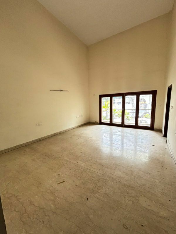 4 BHK + Servant Room Apartment For Rent in Lavelle Road