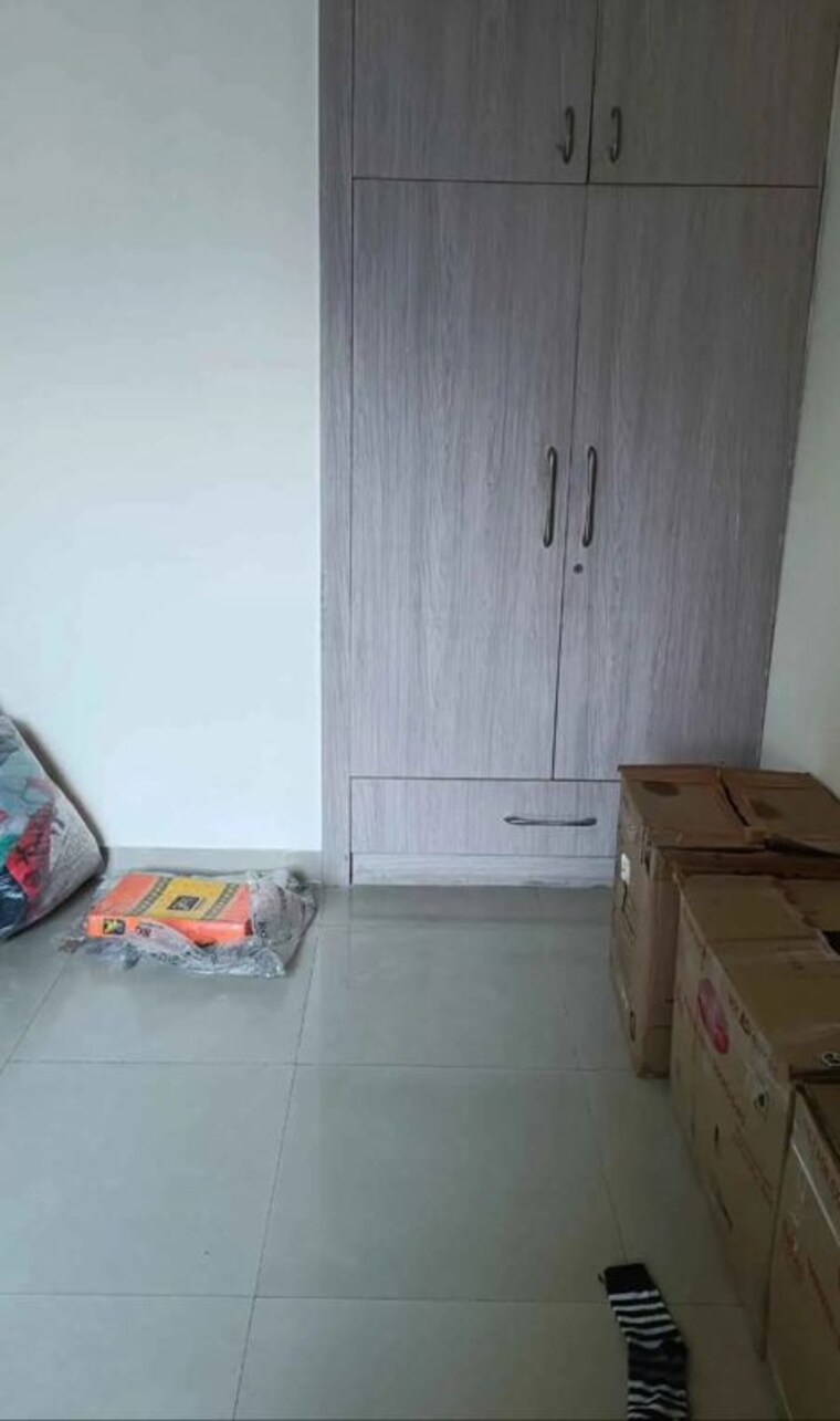 Room, gomti nagar 3 Bedroom 1400 Sq.Ft. Apartment In Gomti Nagar Lucknow 9923963