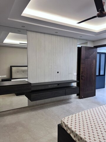 Bedroom in 3 BHK Builder Floor at Dlf Phase ii – for Rent