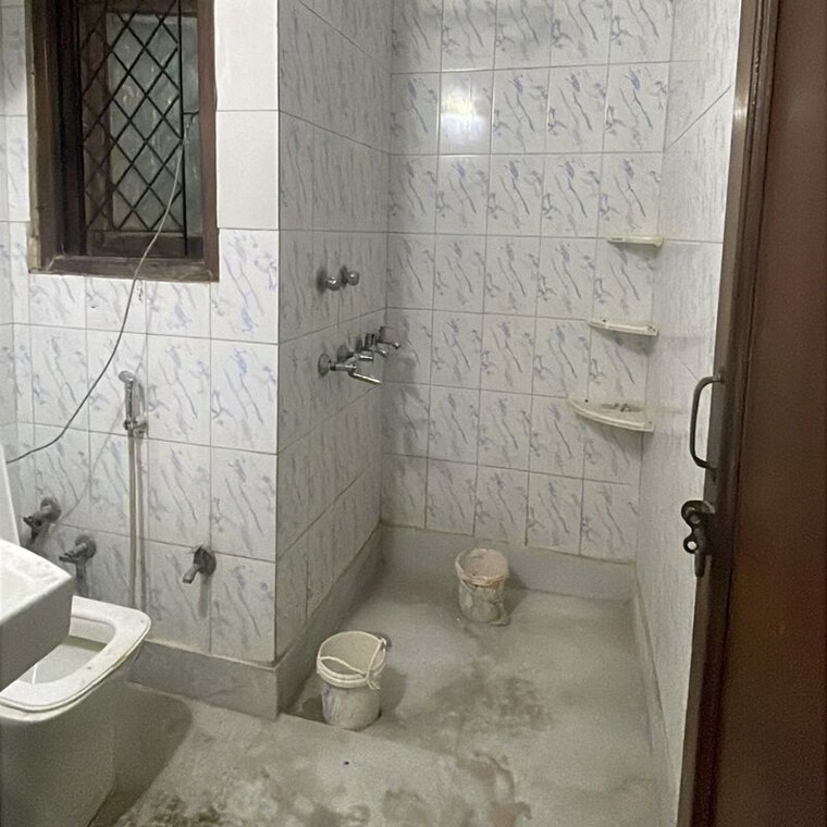 Bathroom, kalkaji 2 Bedroom 100 Sq.Yd. Builder Floor In Kalkaji Delhi 9924023