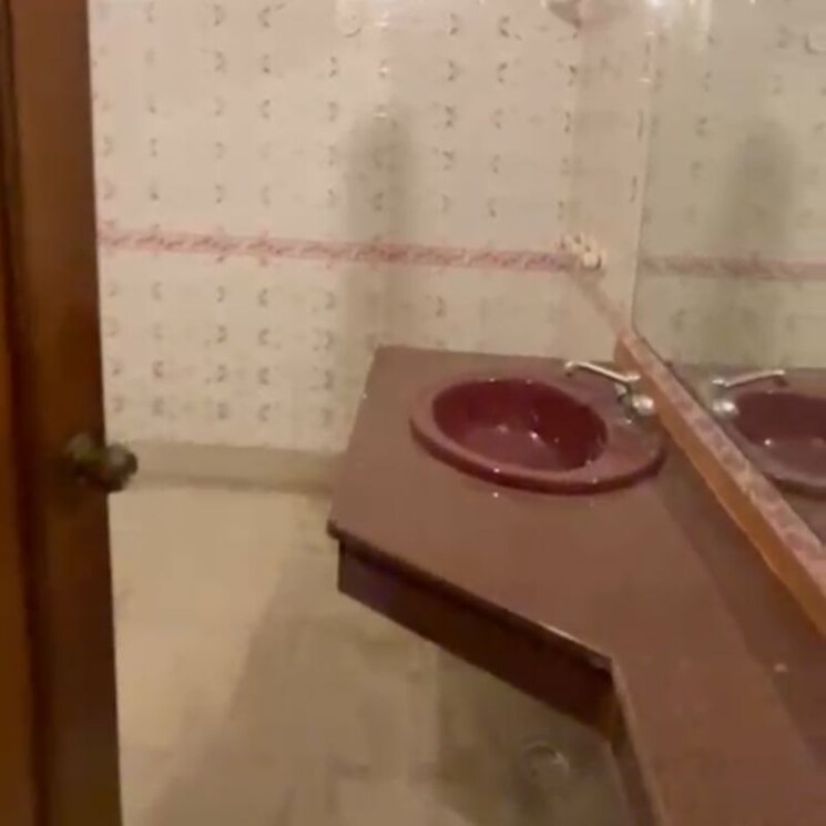 Bathroom, pamposh enclave 4 Bedroom 322 Sq.Yd. Builder Floor In Pamposh Enclave Delhi 9924038