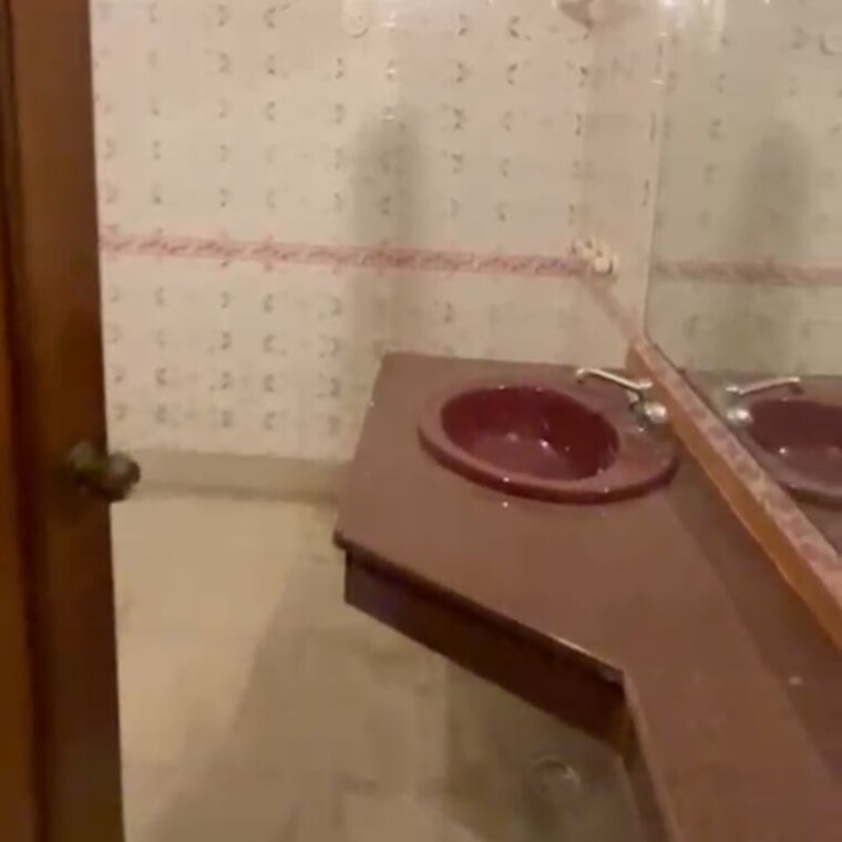 Bathroom, pamposh enclave 4 Bedroom 322 Sq.Yd. Builder Floor In Pamposh Enclave Delhi 9924038