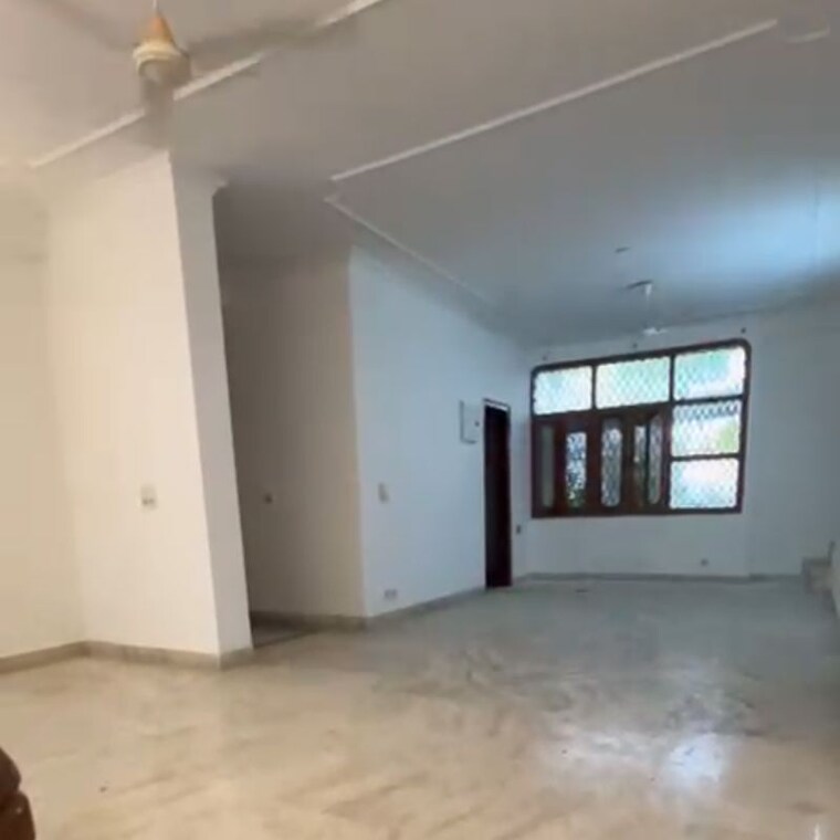 Room, pamposh enclave 4 Bedroom 322 Sq.Yd. Builder Floor In Pamposh Enclave Delhi 9924038