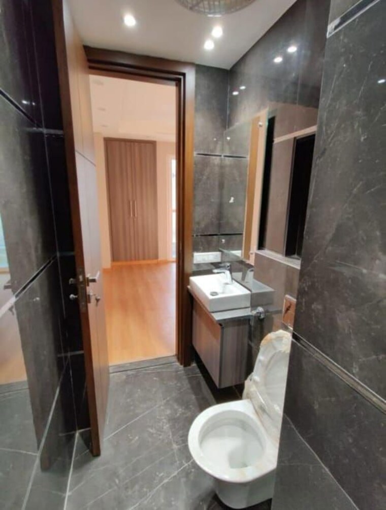 Bathroom, safdarjung enclave 3 Bedroom 1125 Sq.Ft. Builder Floor In Safdarjung Enclave Delhi 9924323