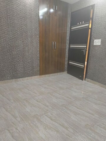 Room in 3 BHK Builder Floor at Jal Vihar Colony, Sector 46 – for Rent