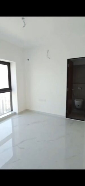 Room in 2 BHK Apartment at Level The Residences, Andheri West – for Rent