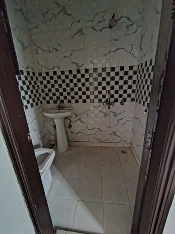 Bathroom in 4 BHK Builder Floor at Green Fields Colony – for Rent