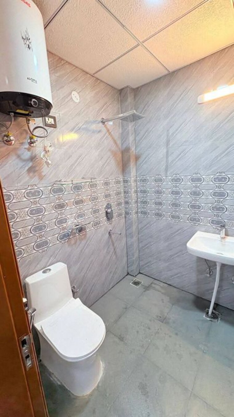 Bathroom, saket 2 Bedroom 950 Sq.Ft. Apartment In Saket Delhi 9924538