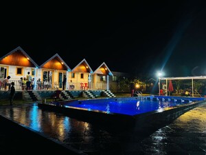 Swimming Pool in 6+ BHK Villa at Karjat – for Rent