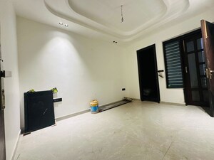 Room in 3 BHK Builder Floor at BPTP District, Sector 81 – for Rent