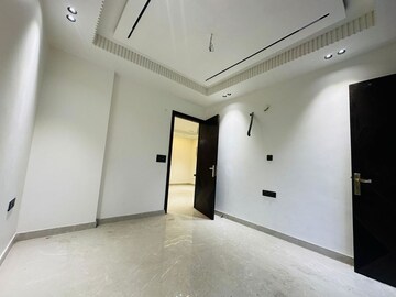 Room in 3 BHK Builder Floor at BPTP District, Sector 81 – for Rent