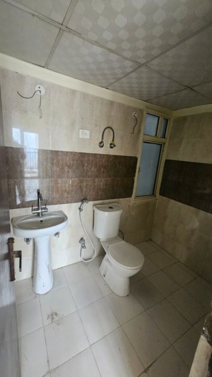 Bathroom, sector 63a 2 Bedroom 1200 Sq.Ft. Apartment In Sector 63a Noida 9924647
