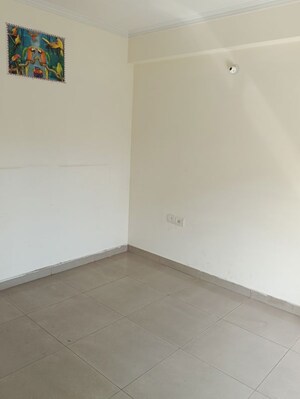 Room in 2 BHK Apartment at Gaurs Cascades, Raj Nagar Extension – for Rent