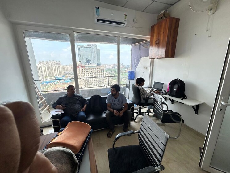 Team Area, gaur-city-center Commercial Shop 200 Sq.Ft. In Sector 4 Greater Noida Greater Noida 9924727