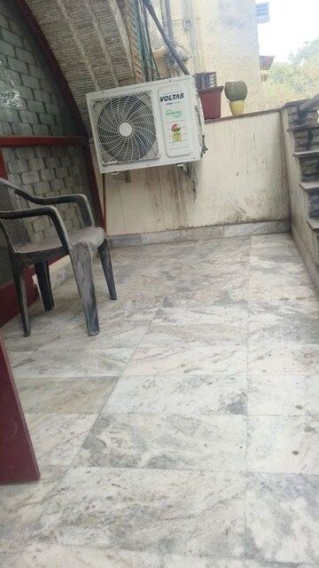 Parking in 2 BHK Builder Floor at Chittaranjan Park – for Rent