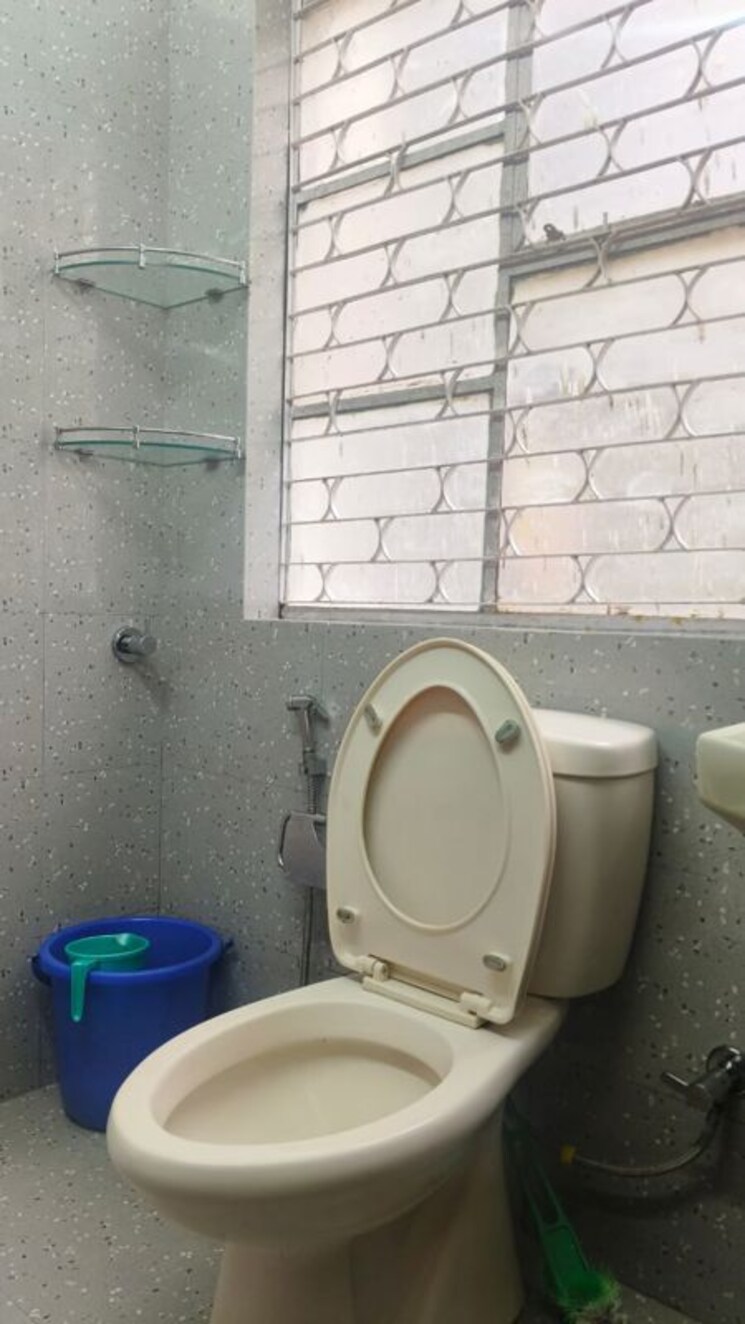 Bathroom, chittaranjan park 2 Bedroom 125 Sq.Yd. Builder Floor In Chittaranjan Park Delhi 9924794