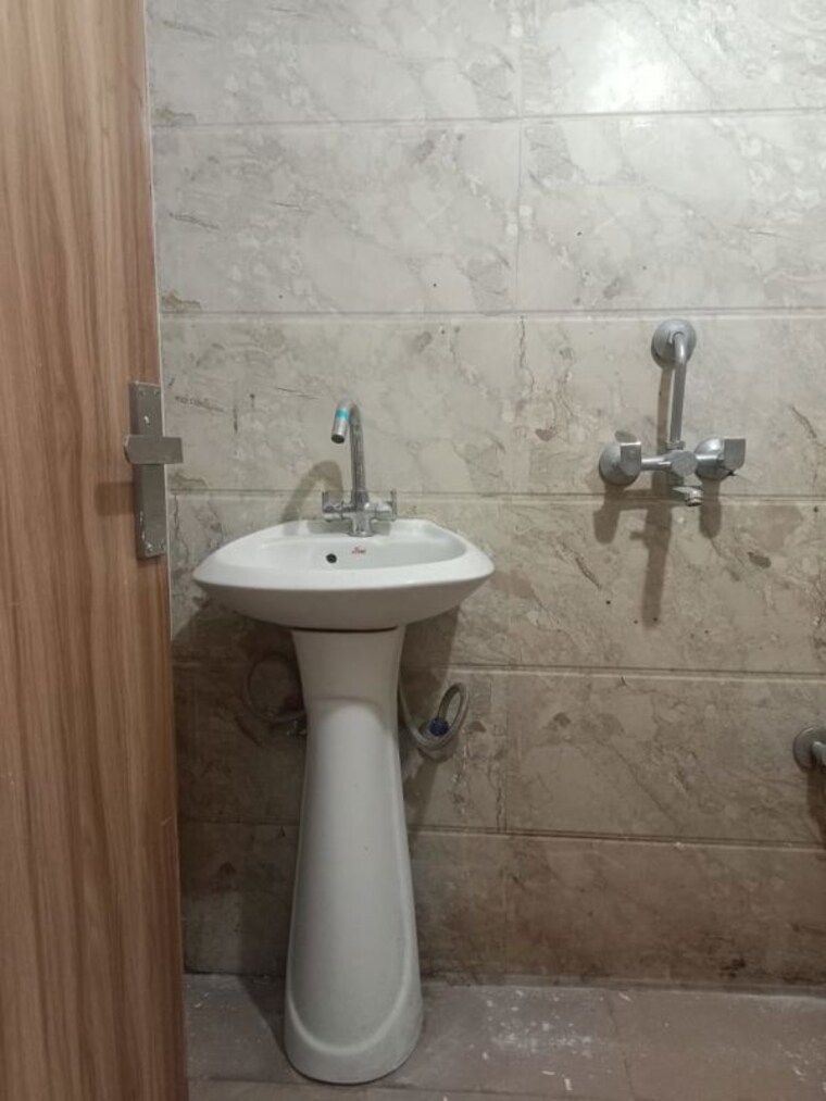 Bathroom, neb sarai 1 Bedroom 450 Sq.Ft. Builder Floor In Neb Sarai Delhi 9924806
