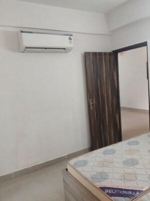 Room in 2 BHK Apartment at Suncity Avenue 76, Sector 76 – for Rent