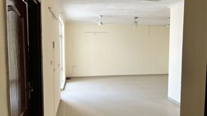 Room in 3.5 BHK Apartment at Omaxe R2, Gomti Nagar – for Rent