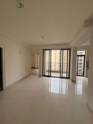 Room in 3.5 BHK Apartment at Omaxe R2, Gomti Nagar – for Rent