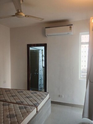 Room in 2 BHK Apartment at Suncity Avenue 76, Sector 76 – for Rent