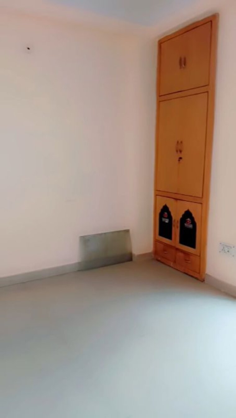 Room, dilshad colony 3 Bedroom 1200 Sq.Ft. Builder Floor In Dilshad Colony Delhi 9924898