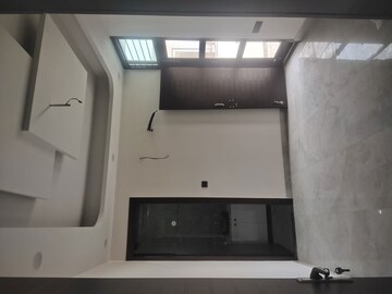 Room in 3 BHK Builder Floor at Sector 7 – for Rent