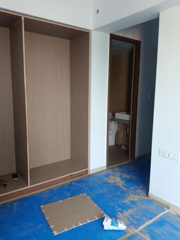 Room in 2 BHK Apartment at Kalpataru Immensa, Kolshet Road – for Rent