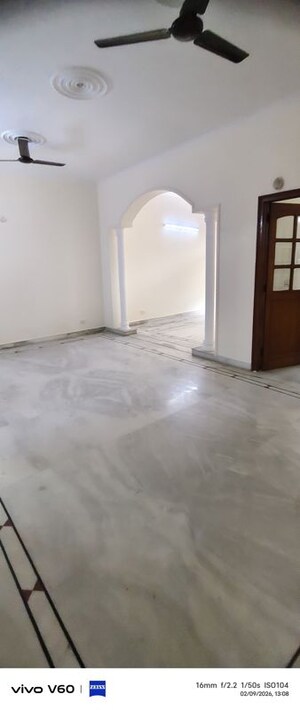 Room in 2.5 BHK Independent House at RWA Apartments Sector 41, Sector 41 – for Rent