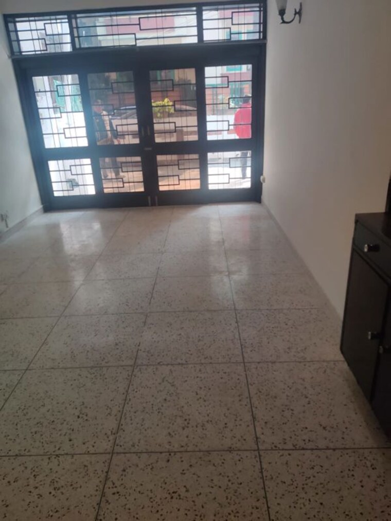 Room, uday park 3 Bedroom 217 Sq.Yd. Apartment In Uday Park Delhi 9925082