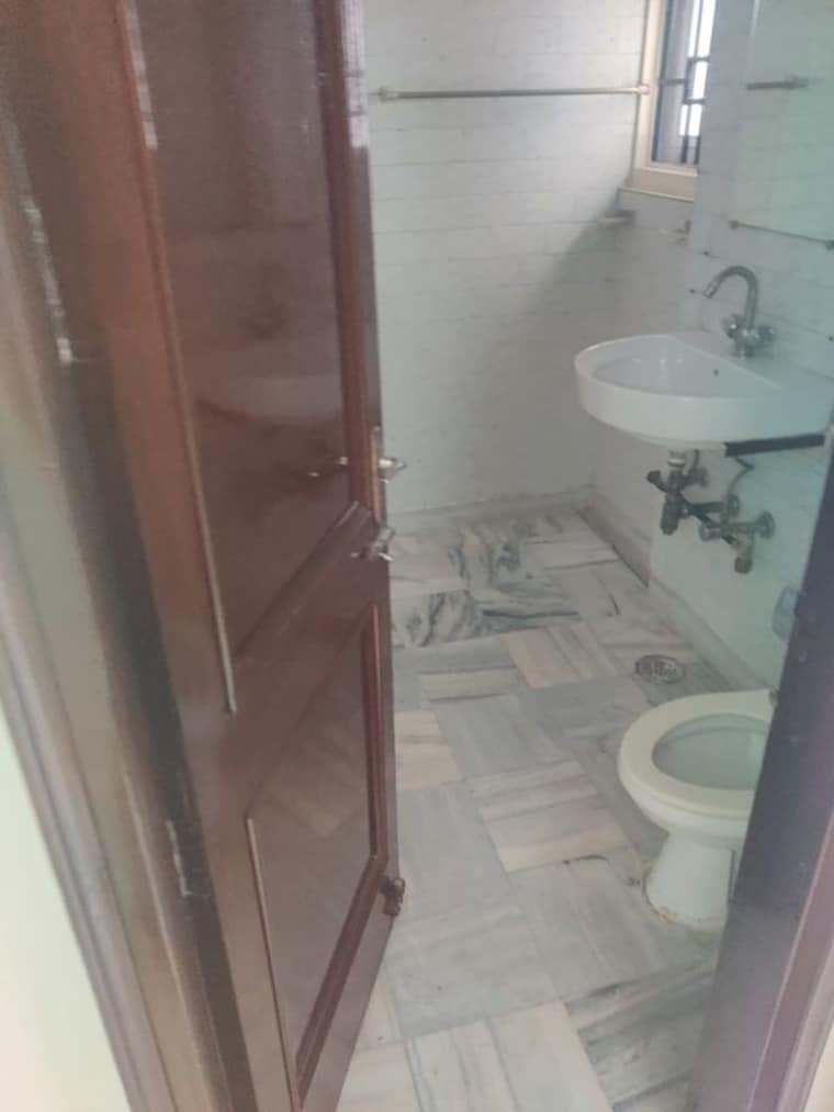 Bathroom, uday park 3 Bedroom 217 Sq.Yd. Apartment In Uday Park Delhi 9925082