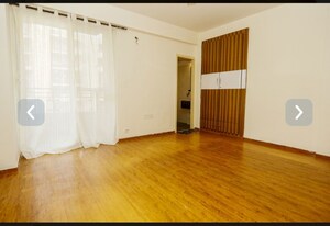 Room in 3 BHK Builder Floor at Sector 52 – for Rent