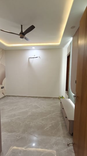 Bathroom in 3.5 BHK Builder Floor at BPTP Parkland Pride, Sector 77 – for Sale