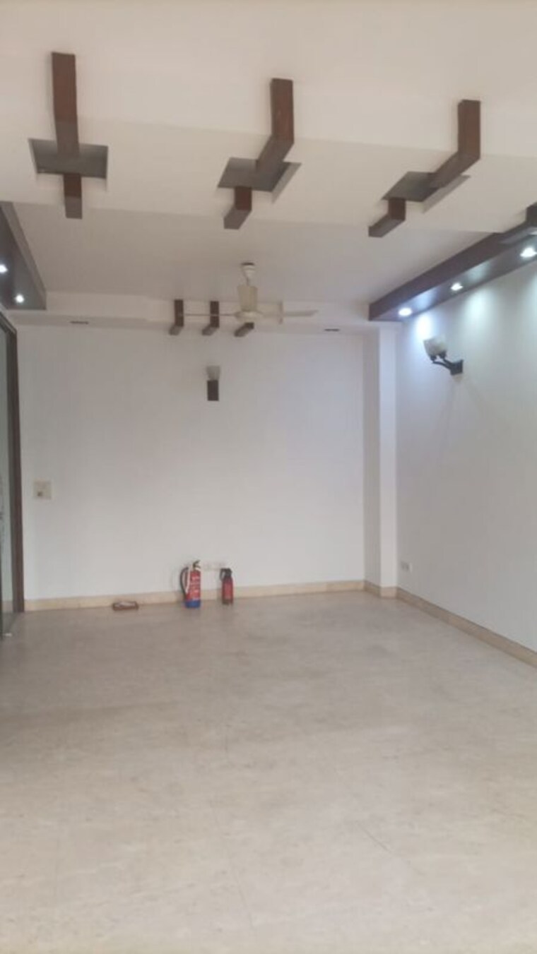 Room, greater kailash ii 3 Bedroom 250 Sq.Yd. Builder Floor In Greater Kailash ii Delhi 9925183