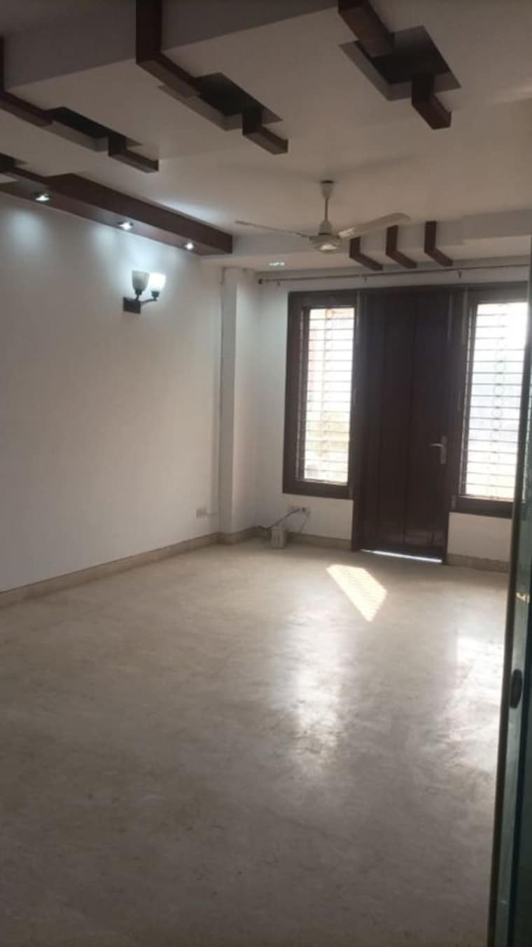 Room, greater kailash ii 3 Bedroom 250 Sq.Yd. Builder Floor In Greater Kailash ii Delhi 9925183