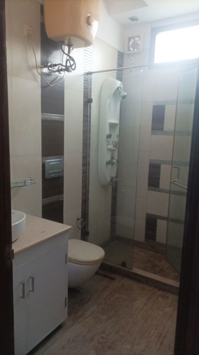 Bathroom, greater kailash ii 3 Bedroom 250 Sq.Yd. Builder Floor In Greater Kailash ii Delhi 9925183