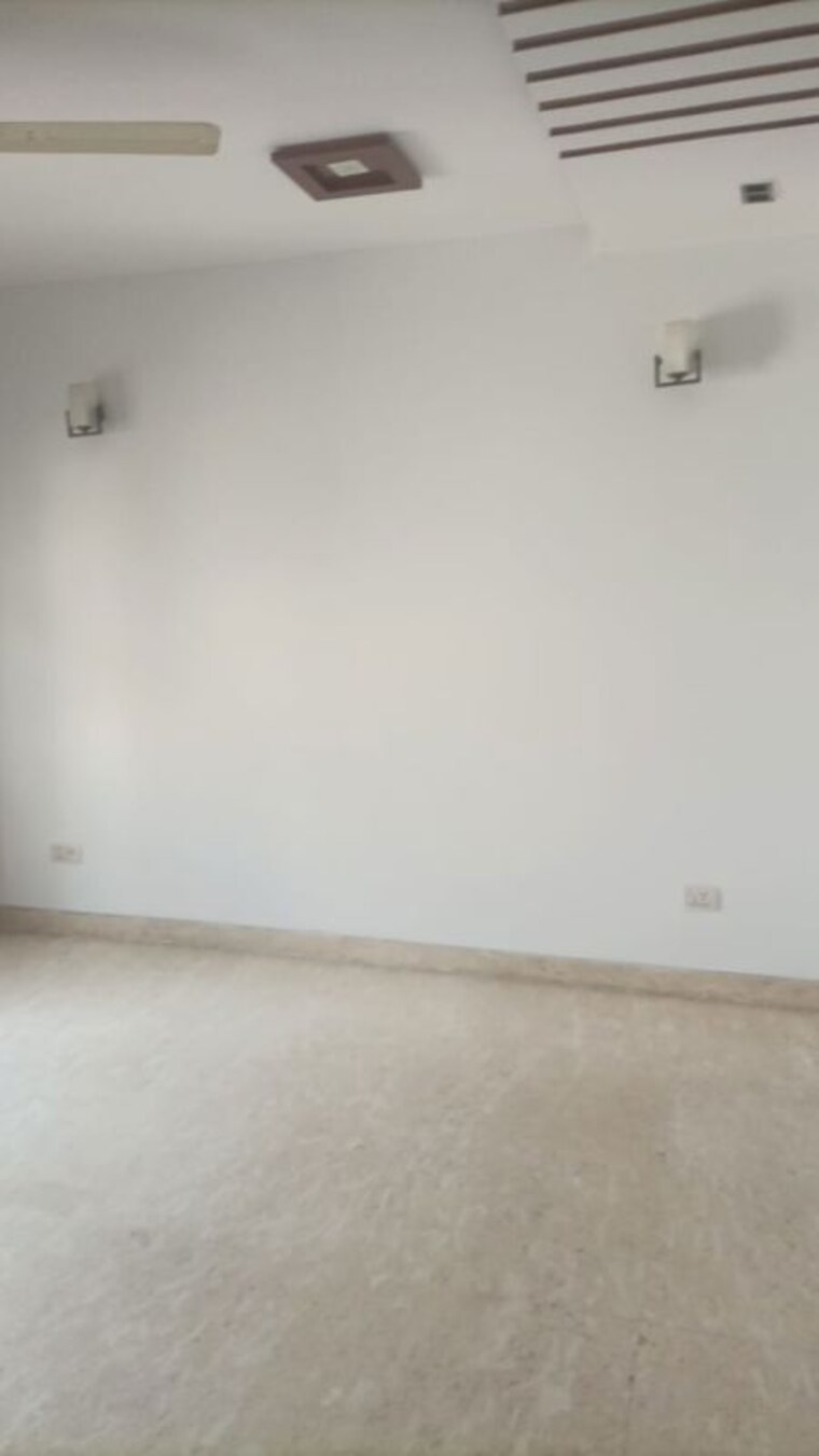 Room, greater kailash ii 3 Bedroom 250 Sq.Yd. Builder Floor In Greater Kailash ii Delhi 9925183