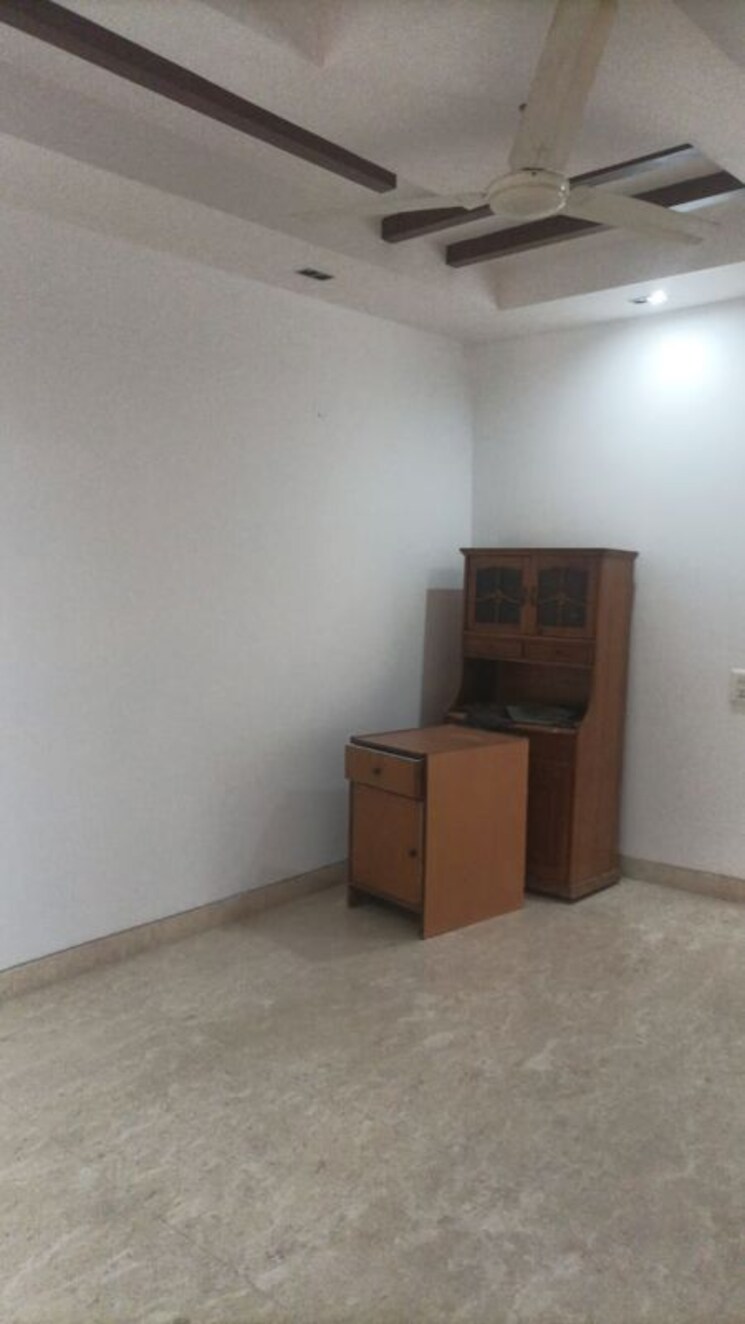 Room, greater kailash ii 3 Bedroom 250 Sq.Yd. Builder Floor In Greater Kailash ii Delhi 9925183