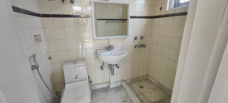 Bathroom, hauz khas 3 Bedroom 200 Sq.Yd. Apartment In Hauz Khas Delhi 9925198